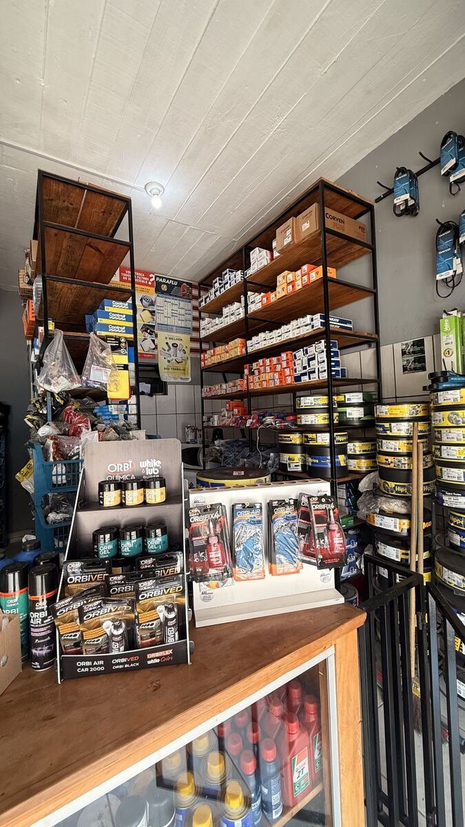 Balcão de atendimento com produtos ML Autopeças