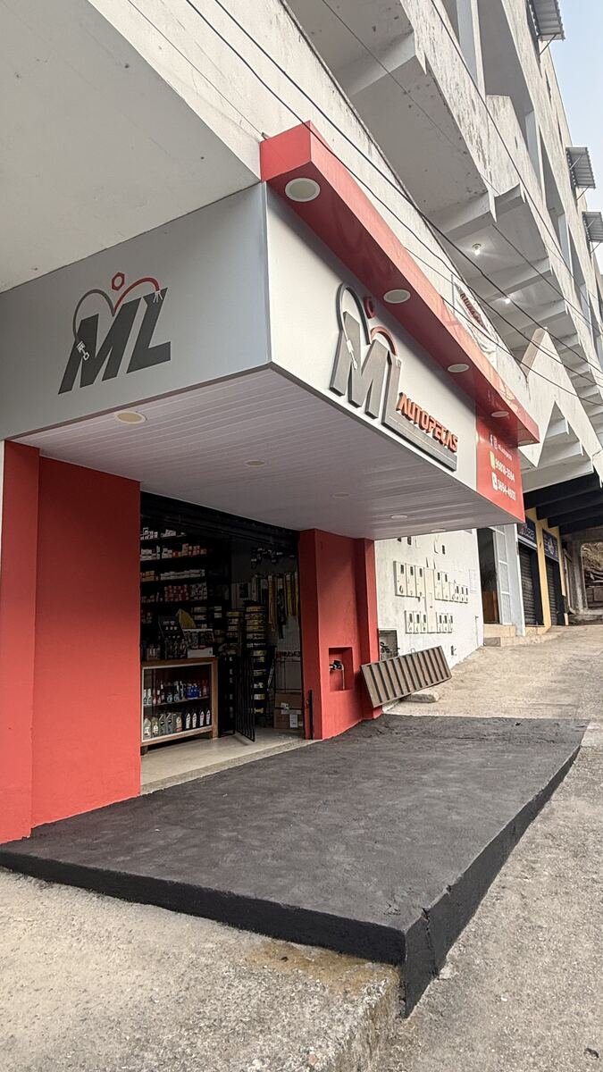 Fachada da loja ML Autopeças com letreiro e telefones de contato